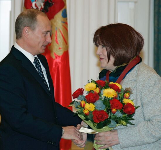 VLADIMIR PUTIN GIVES STATE AWARDS