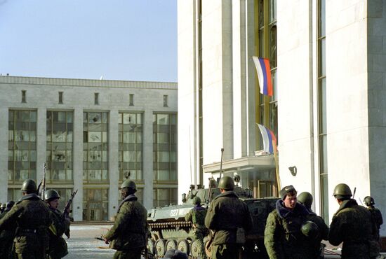 "WHITE HOUSE" GOVERNMENT TROOPS