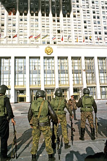 WHITE HOUSE GOVERNMENT TROOPS