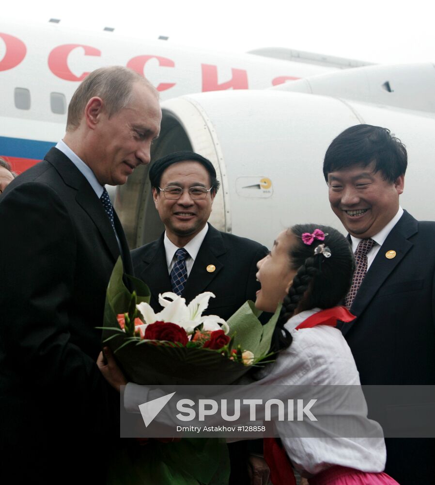 VLADIMIR PUTIN SHANGHAI ARRIVAL