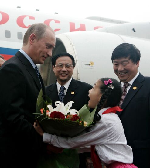 VLADIMIR PUTIN SHANGHAI ARRIVAL