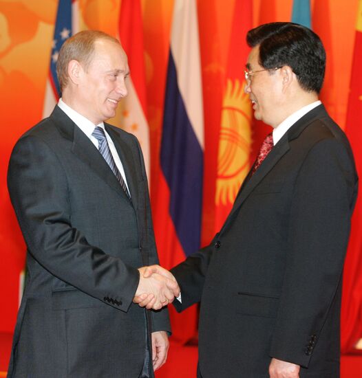 VLADIMIR PUTIN AND HU JINTAO 
