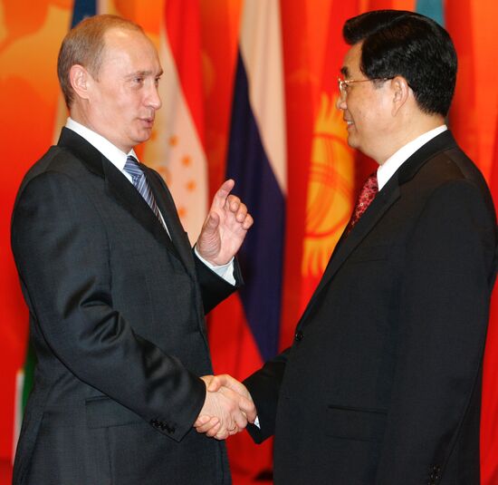 VLADIMIR PUTIN AND HU JINTAO 