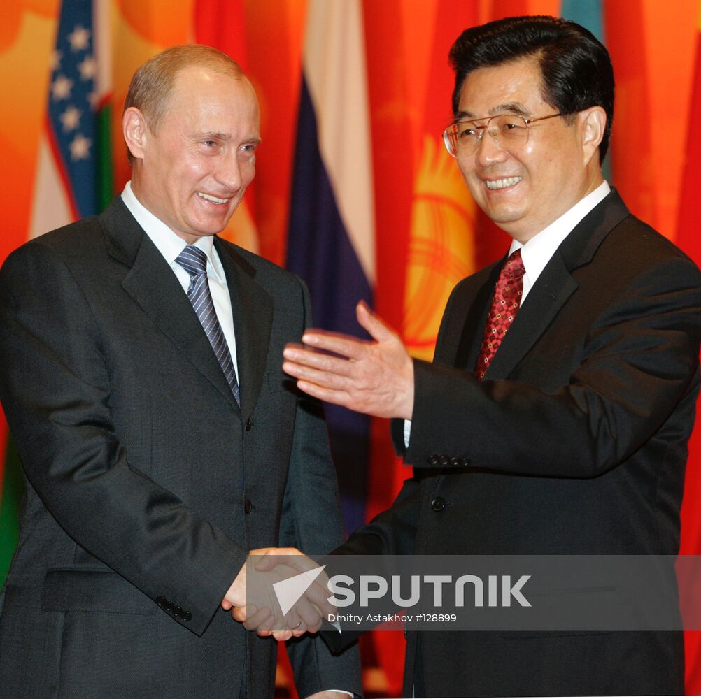 VLADIMIR PUTIN AND HU JINTAO 