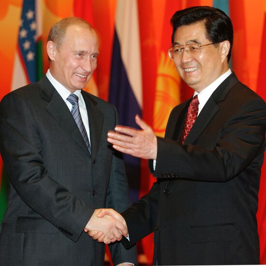 VLADIMIR PUTIN AND HU JINTAO 