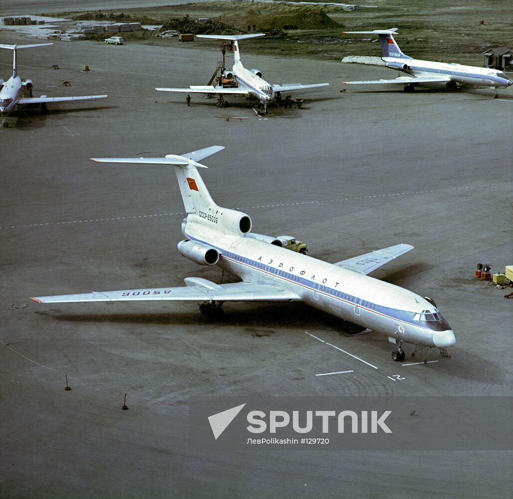 VNUKOVO PASSENGER JETLINER TU-154