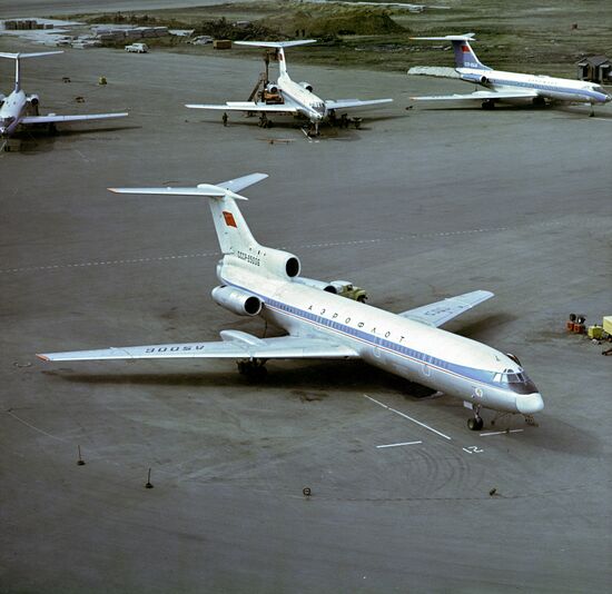 VNUKOVO PASSENGER JETLINER TU-154