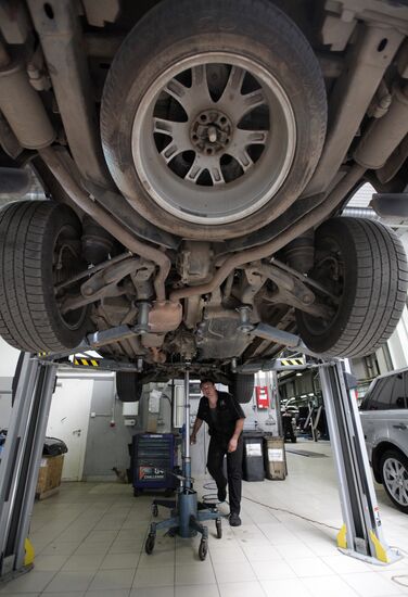 Car dealer's service department