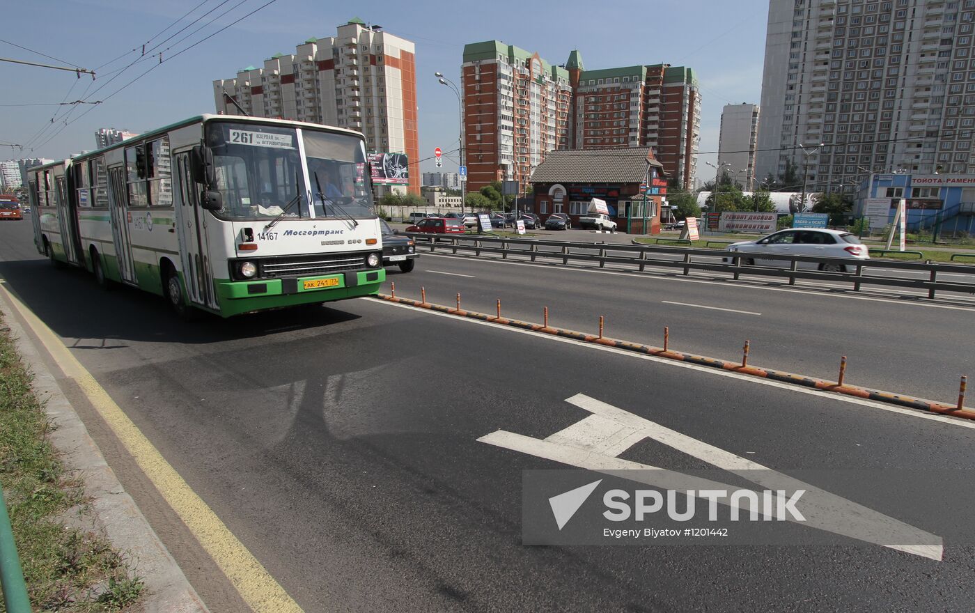Rubber edging for car lanes on Moscow roads