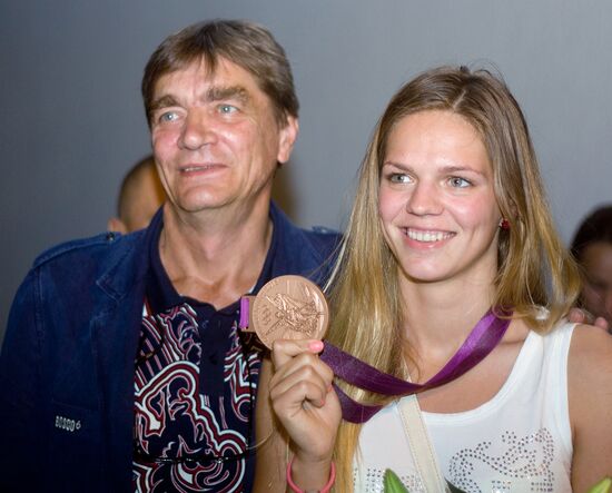 Olympic winners Yefimova, Korobeinikova welcomed at home