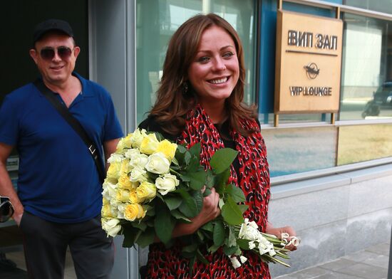 Singer Yulia Nachalova arrives in Moscow