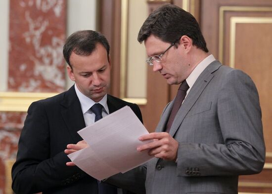 Dmitry Medvedev conducts government meeting