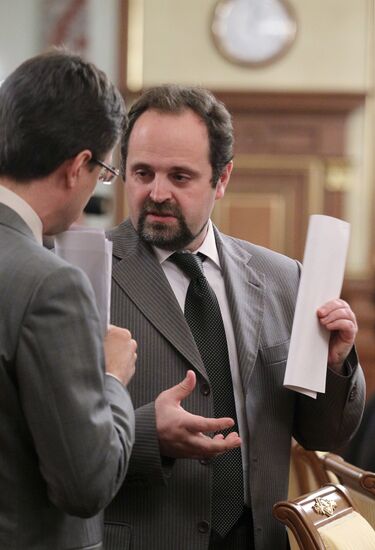 Dmitry Medvedev conducts government meeting
