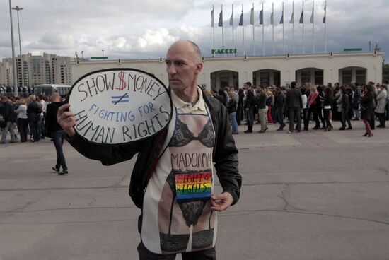 Protests ahead of Madonna's concert in St. Petersburg