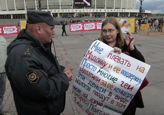 Protests ahead of Madonna's concert in St. Petersburg