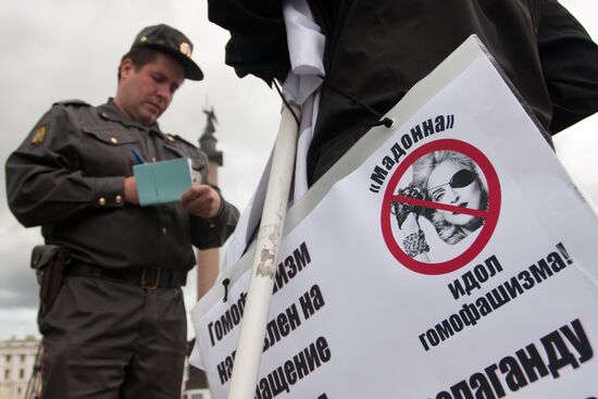 Protests ahead of Madonna's concert in St. Petersburg