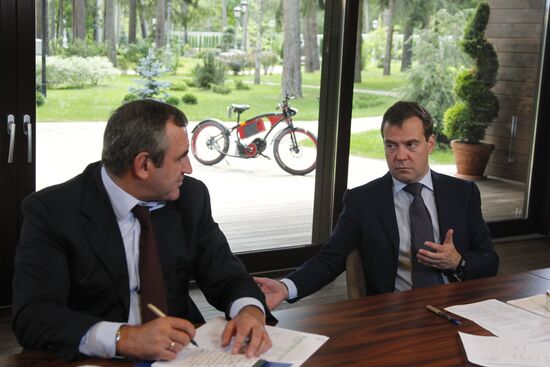 Dmitry Medvedev meets with United Russia members