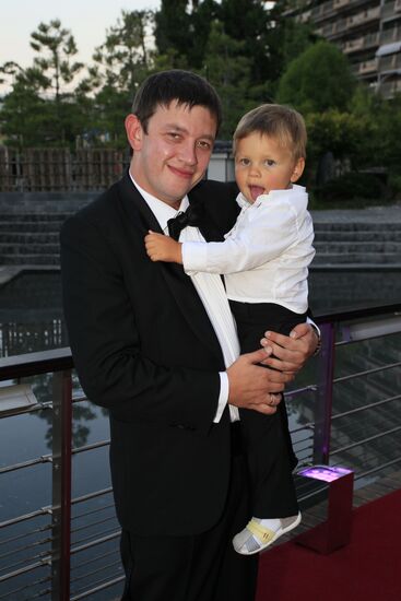 Exhibition of Andrei Sharov's paintings in Japanese Garden