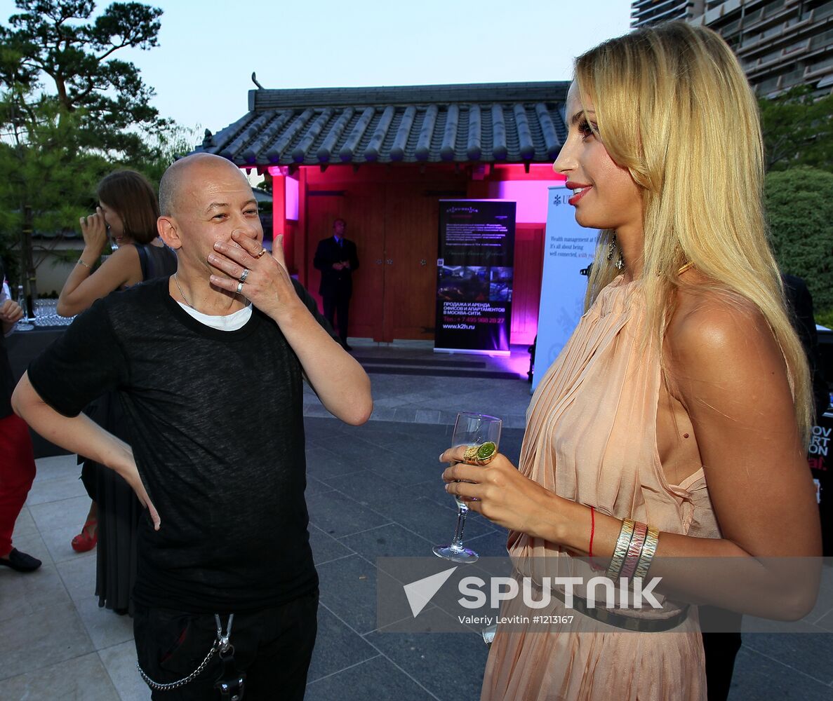 Exhibition of Andrei Sharov's paintings in Japanese Garden