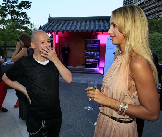 Exhibition of Andrei Sharov's paintings in Japanese Garden