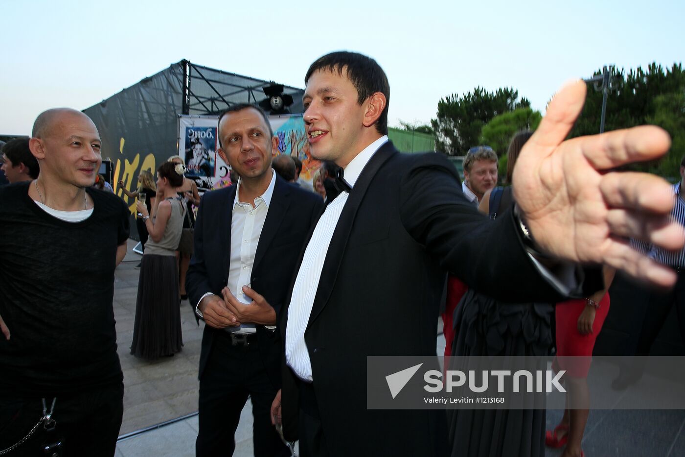 Exhibition of Andrei Sharov's paintings in Japanese Garden