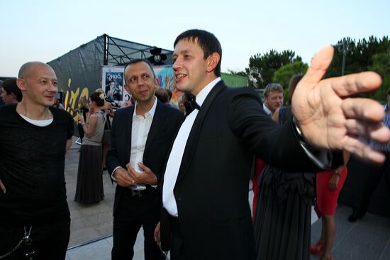 Exhibition of Andrei Sharov's paintings in Japanese Garden