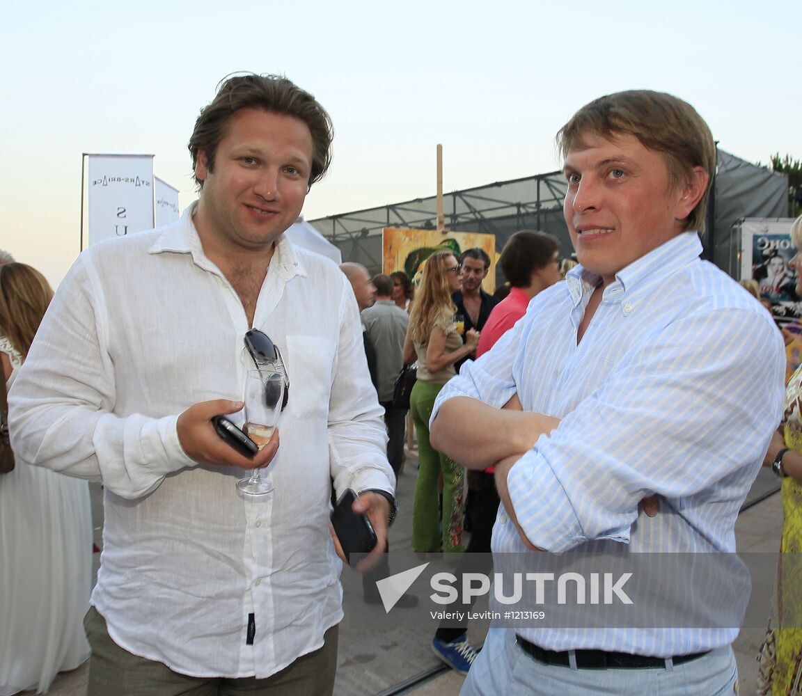 Exhibition of Andrei Sharov's paintings in Japanese Garden