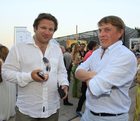 Exhibition of Andrei Sharov's paintings in Japanese Garden