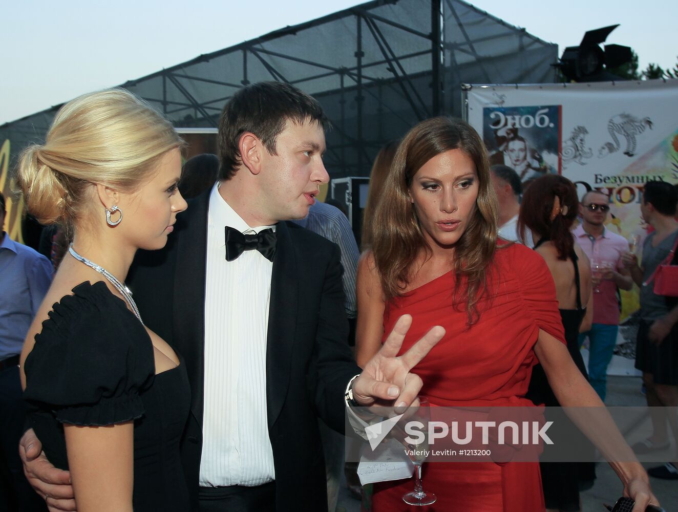 Exhibition of Andrei Sharov's paintings in Japanese Garden