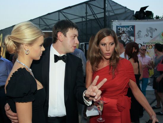 Exhibition of Andrei Sharov's paintings in Japanese Garden