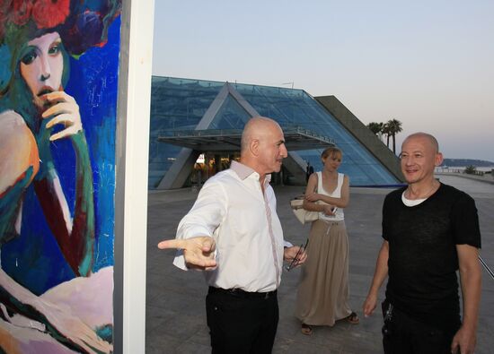 Exhibition of Andrei Sharov's paintings in Japanese Garden