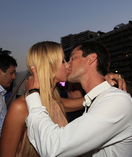 Exhibition of Andrei Sharov's paintings in Japanese Garden