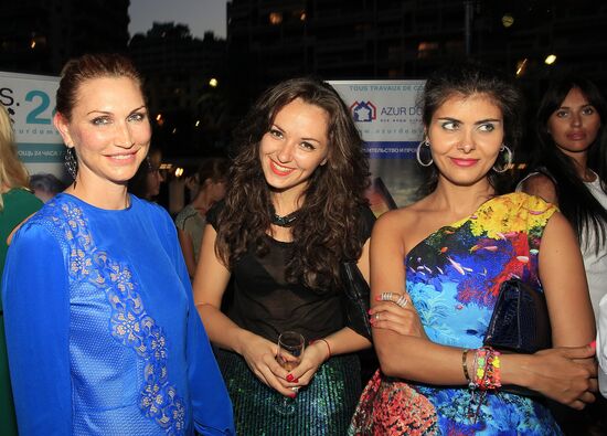 Exhibition of Andrei Sharov's paintings in Japanese Garden