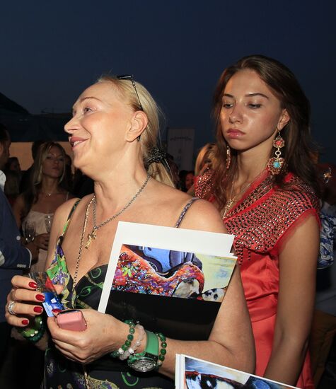 Exhibition of Andrei Sharov's paintings in Japanese Garden