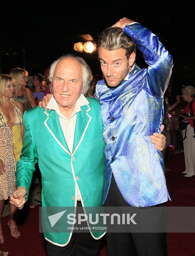 Exhibition of Andrei Sharov's paintings in Japanese Garden