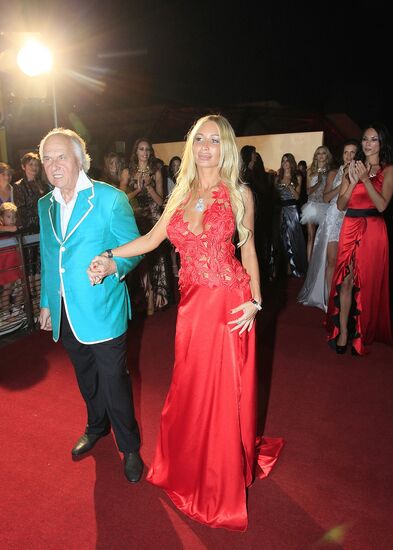 Exhibition of Andrei Sharov's paintings in Japanese Garden