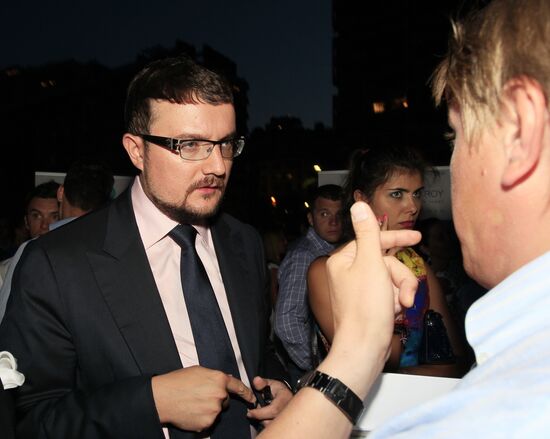 Exhibition of Andrei Sharov's paintings in Japanese Garden