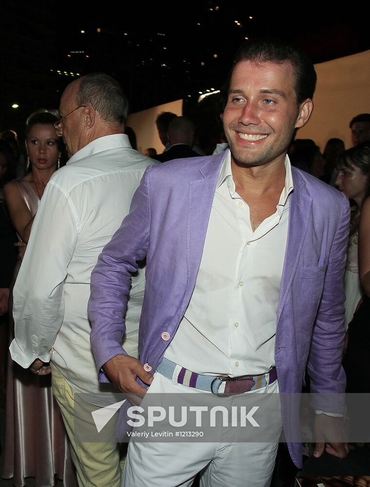 Exhibition of Andrei Sharov's paintings in Japanese Garden