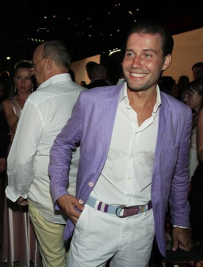 Exhibition of Andrei Sharov's paintings in Japanese Garden