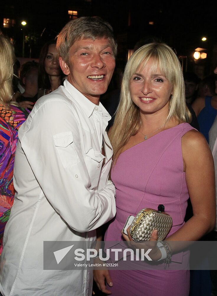 Exhibition of Andrei Sharov's paintings in Japanese Garden