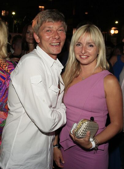 Exhibition of Andrei Sharov's paintings in Japanese Garden