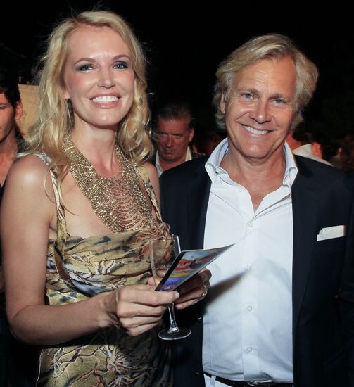 Exhibition of Andrei Sharov's paintings in Japanese Garden