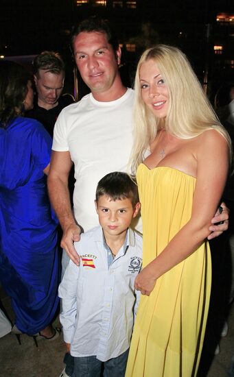 Exhibition of Andrei Sharov's paintings in Japanese Garden