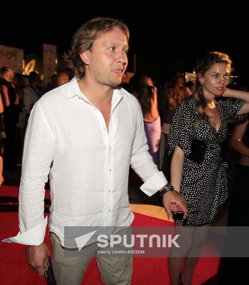 Exhibition of Andrei Sharov's paintings in Japanese Garden