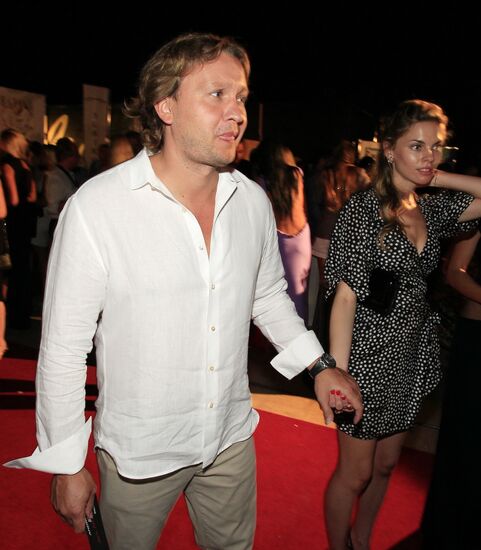 Exhibition of Andrei Sharov's paintings in Japanese Garden