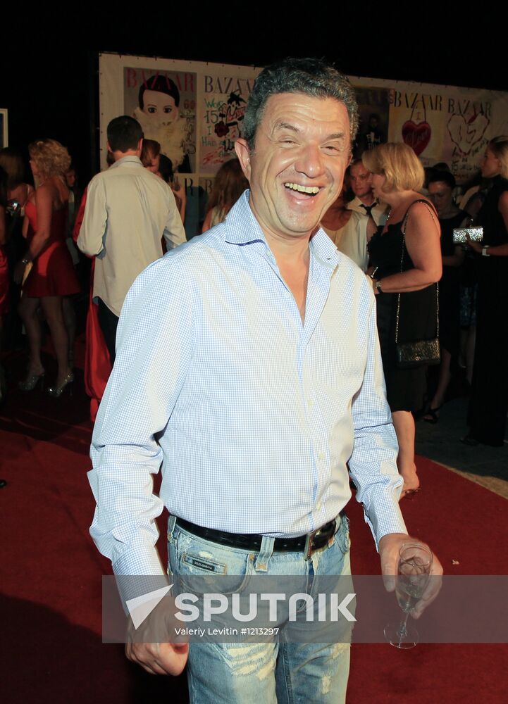 Exhibition of Andrei Sharov's paintings in Japanese Garden