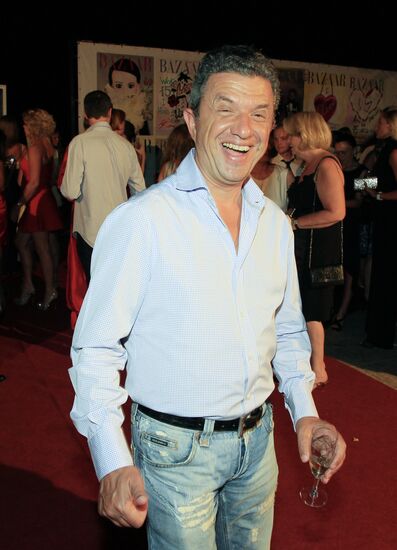 Exhibition of Andrei Sharov's paintings in Japanese Garden