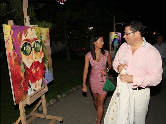 Exhibition of Andrei Sharov's paintings in Japanese Garden