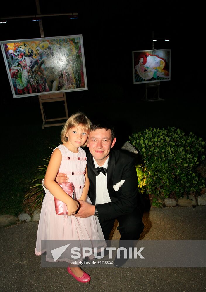 Exhibition of Andrei Sharov's paintings in Japanese Garden