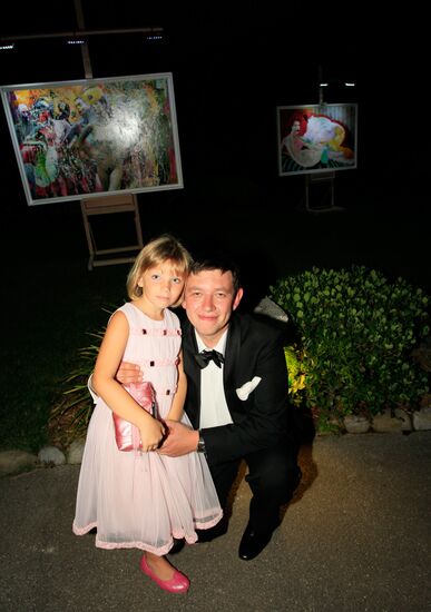 Exhibition of Andrei Sharov's paintings in Japanese Garden